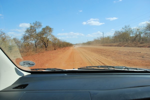 Vägen till Ndumo består mest av röd sand
