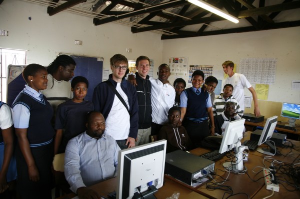 Skolans rektor inspekterar datorerna