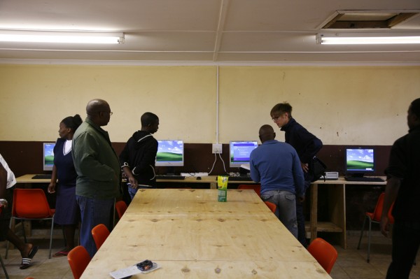 En handfull elever hjälpte till att sätta upp datorerna på Zuzumqhele