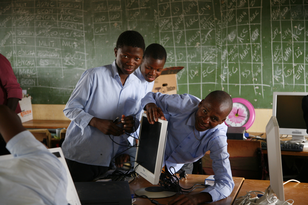 Elever hjälper till att koppla in datorerna